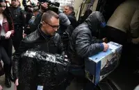 Agents taking away Belsat TV's computers from the office in Minsk&nbsp;/ Roman Pratasevich, Euroradio