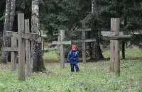 Мальчик на Дзяды в Куропатах / Здесь и далее фото: Роман Протасевич, Еврорадио