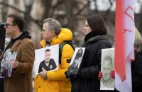 Светлана Тихановская держит портрет мужа-политзаключенного / t.me/tsikhanouskaya
