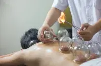 Зачем развивать настоящую медицину, когда можно получать деньги за иглоукалывание и банки? / иллюстрация&nbsp;EASAC

