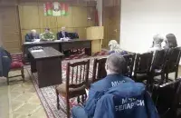 Residents of the agrarian town Riasna told the head of Kamyanets police department that they are not happy about the migrants "roaming in the villages" / kamenec.by