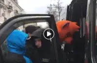Трое на одного. Кадр из видео.
