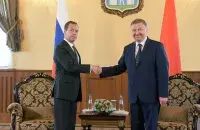 Премьер-министр России Дмитрий Медведев и бывший премьер Беларуси Андрей Кобяков. Архивное фото пресс-службы белорусского правительства.