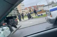 Нерухомы чалавек ляжыць каля сілавікоў ў Мінску 8 лістапада 2020 года / ТГ-канал "Белыя халаты"