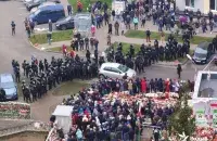 Пратэстоўцы не даюць сілавікам наблізіцца да мемарыяла забітаму Раману Бандарэнку ў Мінску 15 верасня 2020 года / "Радыё Свабода"