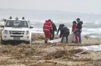 В Италии судно с мигрантами на борту разбилось о скалы / reuters.com
