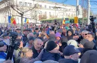 Полиция сдерживает протестующих, пытающихся прорваться к зданию правительства Молдовы / NewsMaker

&nbsp;
