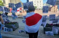 В Варшаве создали импровизированную ограду из проволоки и прицепили к ней снимки политзаключенных / @viasna96
