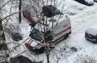 Машина скорой помощи в одном из минских дворов
