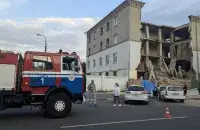 Частично разрушенный дом

