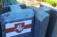 Бело-красно-белая символика
