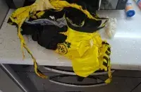 Обгоревшая одежда на месте происшествия
