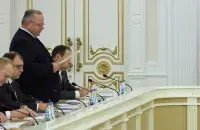 Владимир Гусаков (слева) подготовился к выступлению Василия Герасимова

