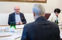 Также обсуждается возможность увеличения срока действия этих документов до трёх лет
