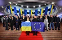 Урсула фон дер Ляйен с украинским флагом

