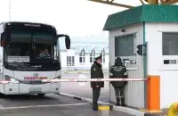 Туристический автобус на границе Беларуси и Польши, иллюстративное фото
