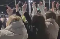 Детей, которые показали средние пальцы салюту, заставили смотреть"Иди и смотри"
