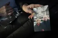 Марина Адамович, жена Николая Статкевича, показывает фотографию себя и мужа, Минск, Беларусь, 27 января 2025 года
