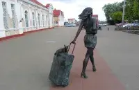 Скульптура "Пассажирка" в городе Молодечно
