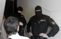 Беларускія сілавікі падчас ператрусу
