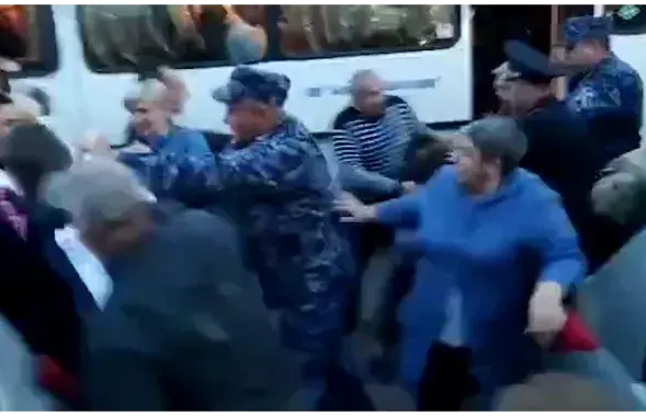 Драка на мобилизации в России
