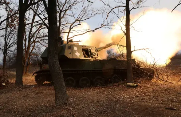 Военнослужащие ВСУ ведут огонь из артиллерийского орудия / Reuters
