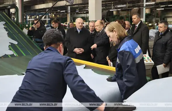 Рабочие и Александр Лукашенко / Иллюстративное фото БЕЛТА​