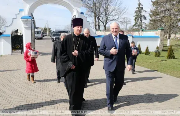 Лукашэнка выказаўся пра каранавірус, наведваючы храм у Малых Лядах / БЕЛТА