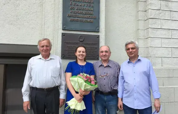 Михаил Чигирь слева от Анны Канопацкой / facebook.com/anna.kanopatskaya