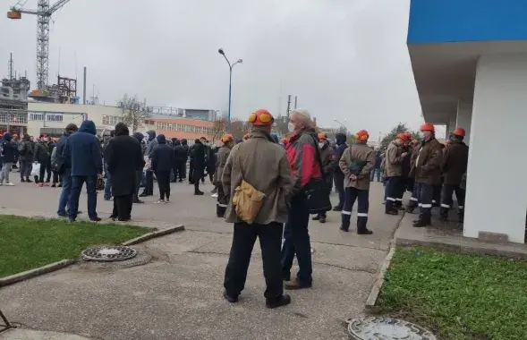 За проходной "Гродно Азота" / @stachkom