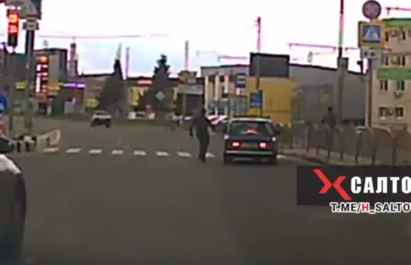 Мужчина догоняет автомобиль / Скриншот с видео​