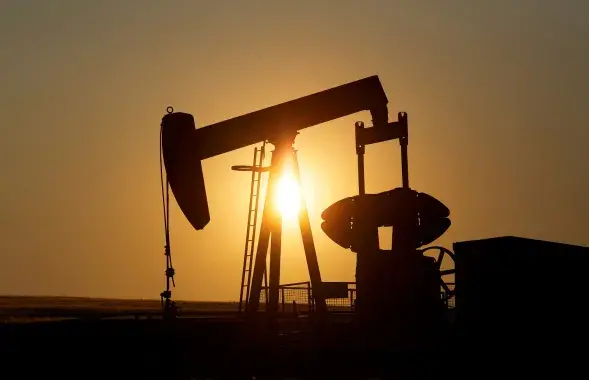 Мировые цены на нефть снижаются&nbsp;на фоне рекордного за последнюю четверть века падения спроса на "чёрное золото" / Reuters