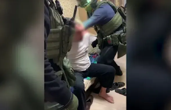 Затрыманне аднаго са зламыснікаў / Скрыншот з відэа t.me/police_minsk/
