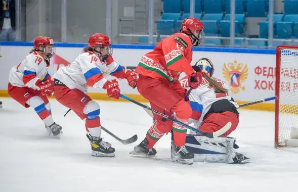 Фрагмент гульні беларусаў і расіянак / belarushockey.com
