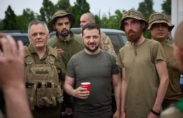 Уладзімір Зяленскі і байцы, якія прайшлі Бахмут / president.gov.ua

