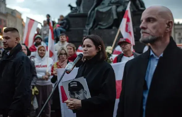 Святлана Ціханоўская з партрэтам Сяргея / https://www.facebook.com/S.Tsikhanouskaya/
