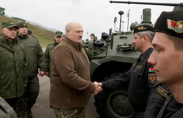 Александр Лукашенко и военные / president.gov.by
