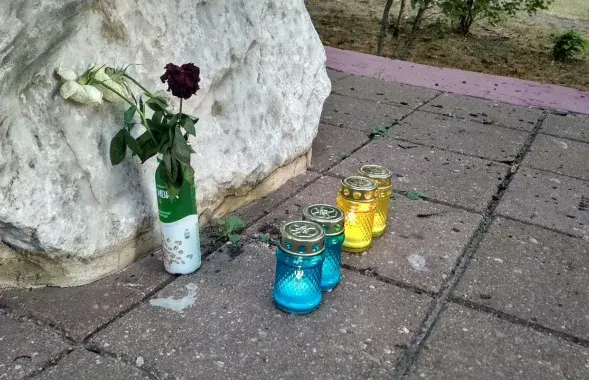 Лампадкі каля помніка / t.me/viasnanazirae
