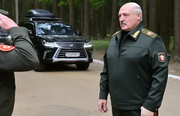 Александр Лукашенко с перебинтованной рукой / president.gov.by
