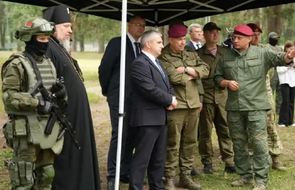 Архіепіскап Стэфан злева каля ўзброенага байца, у цэнтры — Іван Крупко і Мікалай Карпянкоў / gp.by
