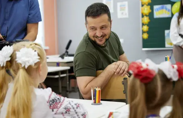 Владимир Зеленский за школьной партой / @V_Zelenskiy_official