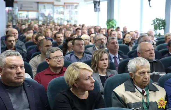 Працаўнікі Мінскага завода колавых цягачоў слухаюць, "адкуль на Беларусь рыхтаваўся напад" / t.me/modmilby
