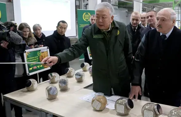 Александру Лукашенко показывают, откуда грозят новые санкции / president.gov.by
