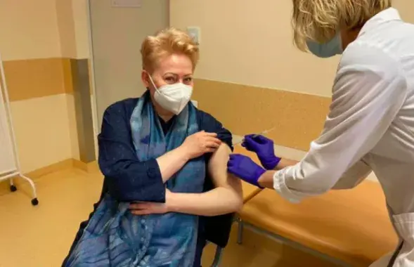 Былая прэзідэнт Літвы Даля Грыбаўскайтэ робіць прышчэпку ад каранавіруса / "Новая газета &mdash; Балтия"
