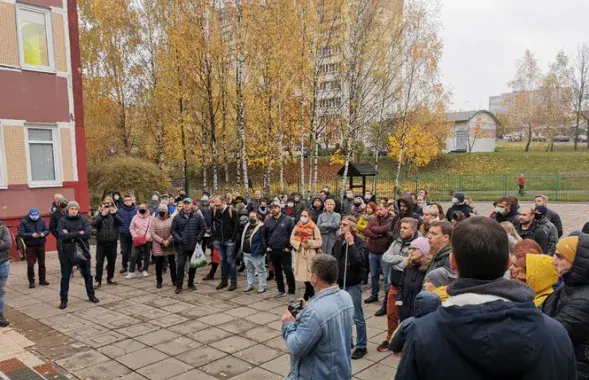 В пятницу на встречу с директором гимназии пришло более 100 родителей детей, возмущенных этим случаем / rebenok.by​