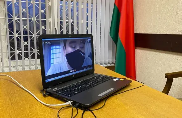 Максим Лаврецкий свидетельствует по видеосвязи в суде / svaboda.org​