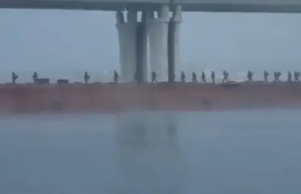 Уход российских оккупантов через Днепр / Скриншот из видео
