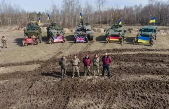 Challenger 2 и другая западная бронетехника под украинскими флагами https://www.facebook.com/MinistryofDefence.UA
