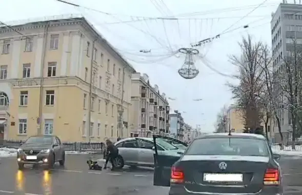Маці кінулася да сына, які ляжаў на асфальце / Скрыншот з відэа
