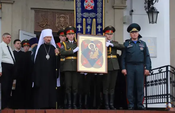 Слева глава БПЦ митрополит Вениамин, справа министр по чрезвычайным ситуациям Вадим Синявский / mchs.gov.by
